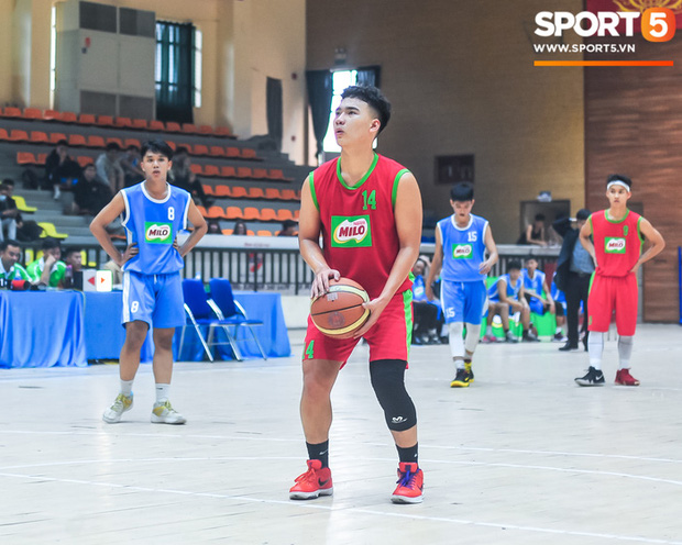 Nhan sắc của ‘trai đẹp’ trường người ta tại giải bóng rổ học sinh Hà Nội