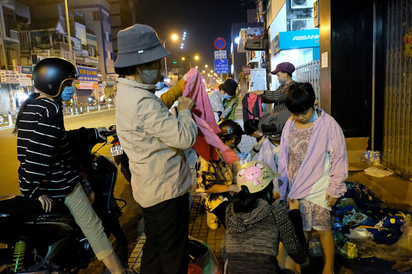 12h đêm bận rộn của 5 nữ sinh giữa thời tiết se lạnh Sài Gòn 
